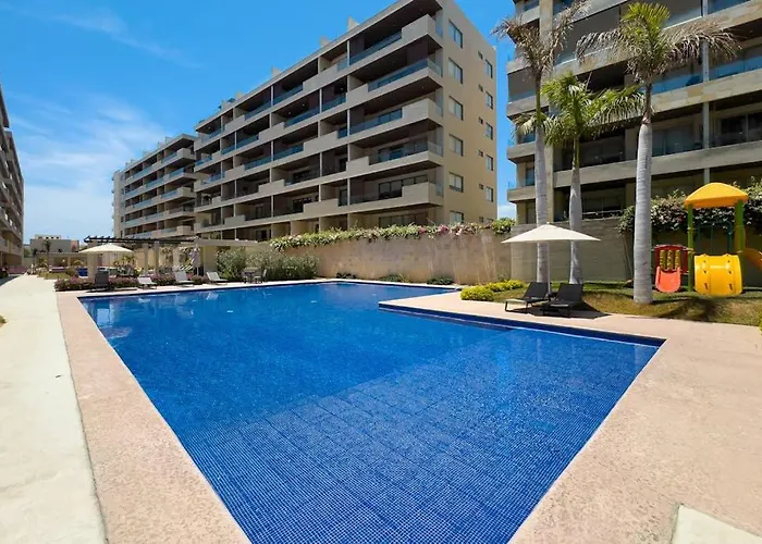 Hébergement de vacances Modern With Rooftop Lounge, Pools, Gym, Pickleball & Netflix Access *