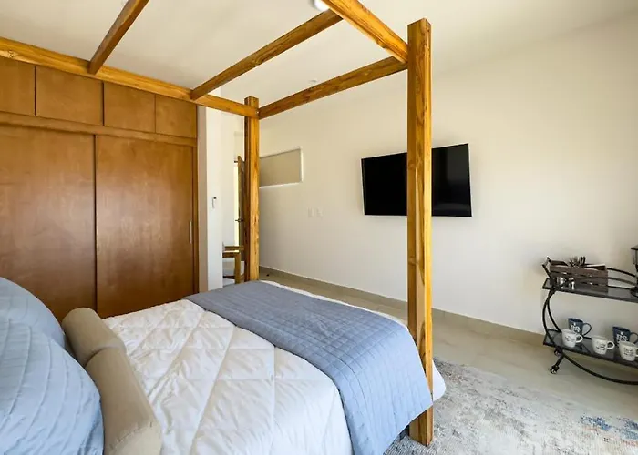 Modern With Rooftop Lounge, Pools, Gym, Pickleball & Netflix Access Ferienhaus