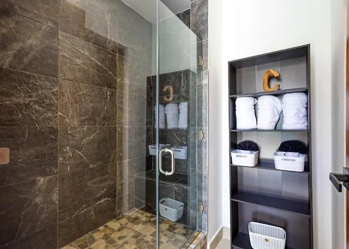 Ferienhaus Modern With Rooftop Lounge, Pools, Gym, Pickleball & Netflix Access *