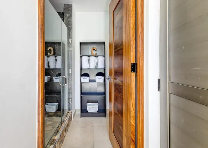 Modern With Rooftop Lounge, Pools, Gym, Pickleball & Netflix Access *