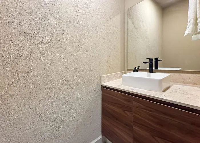 Modern With Rooftop Lounge, Pools, Gym, Pickleball & Netflix Access *