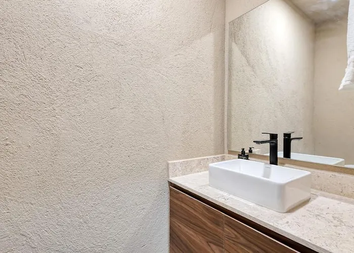 Ferienhaus Modern With Rooftop Lounge, Pools, Gym, Pickleball & Netflix Access *