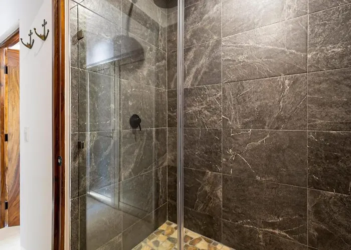 Ferienhaus Modern With Rooftop Lounge, Pools, Gym, Pickleball & Netflix Access *