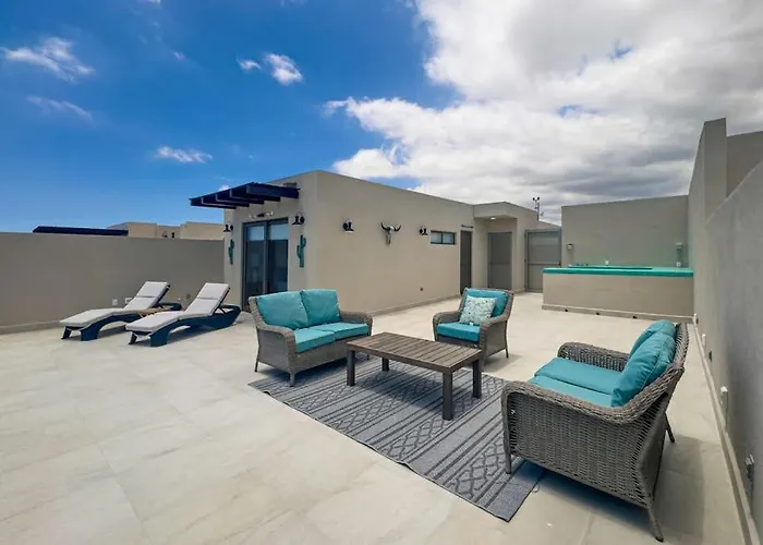 Ferienhaus Modern With Rooftop Lounge, Pools, Gym, Pickleball & Netflix Access