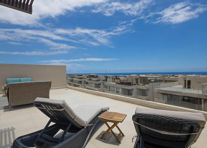 Ferienhaus Modern With Rooftop Lounge, Pools, Gym, Pickleball & Netflix Access