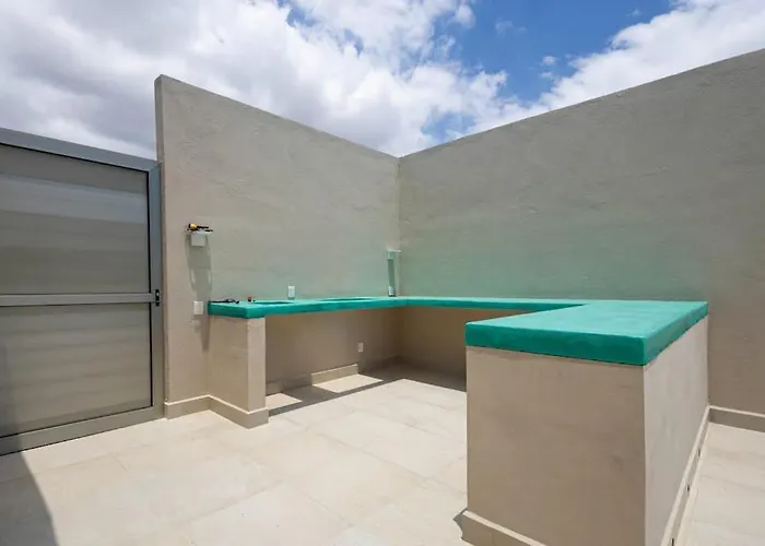 Modern With Rooftop Lounge, Pools, Gym, Pickleball & Netflix Access Ferienhaus