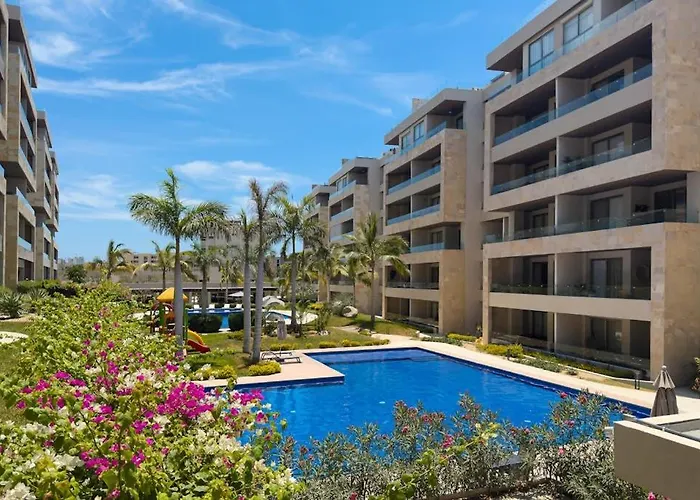Ferienhaus Modern With Rooftop Lounge, Pools, Gym, Pickleball & Netflix Access