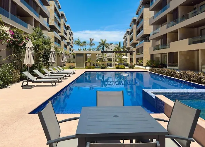 Ferienhaus Modern With Rooftop Lounge, Pools, Gym, Pickleball & Netflix Access