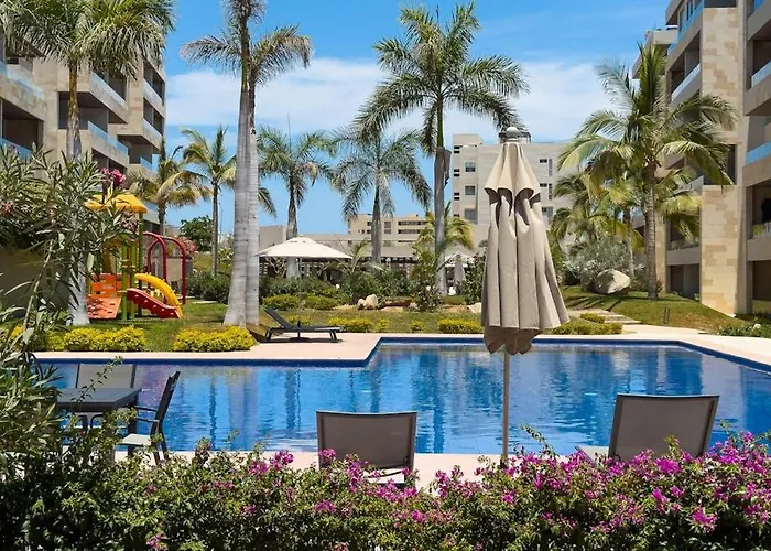 Modern With Rooftop Lounge, Pools, Gym, Pickleball & Netflix Access Ferienhaus