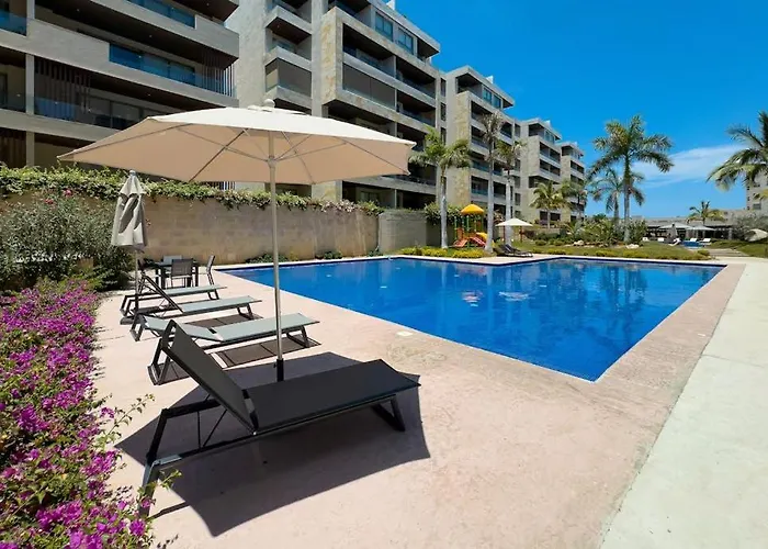 Ferienhaus Modern With Rooftop Lounge, Pools, Gym, Pickleball & Netflix Access