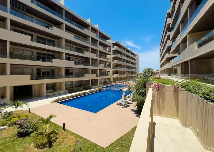 Modern With Rooftop Lounge, Pools, Gym, Pickleball & Netflix Access *