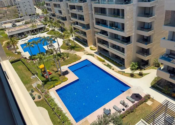 Modern With Rooftop Lounge, Pools, Gym, Pickleball & Netflix Access Hébergement de vacances *