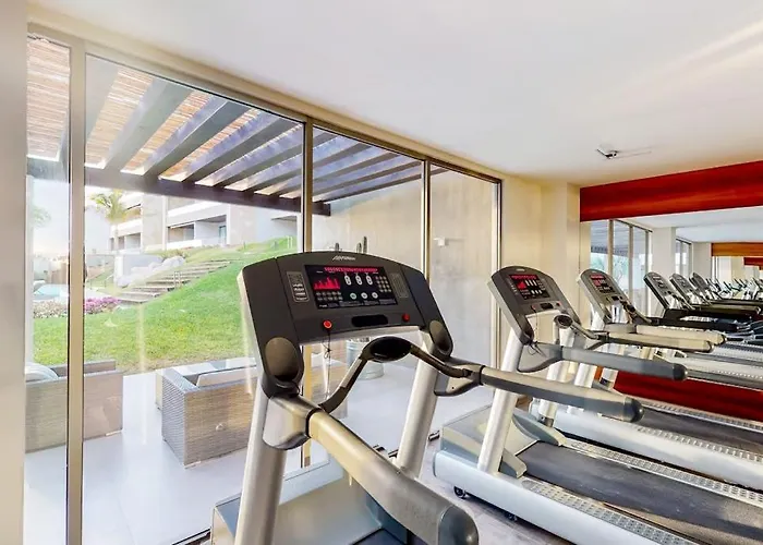 Hébergement de vacances Modern With Rooftop Lounge, Pools, Gym, Pickleball & Netflix Access