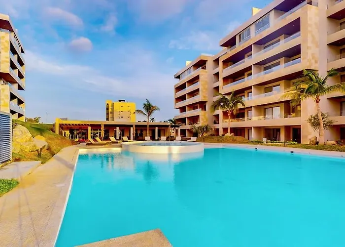 Modern With Rooftop Lounge, Pools, Gym, Pickleball & Netflix Access Cabo San Lucas