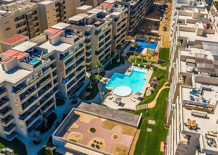 Hébergement de vacances Modern With Rooftop Lounge, Pools, Gym, Pickleball & Netflix Access *